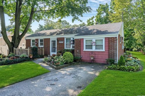 1622 Gardiner Dr, Bayshore, NY 11706-1412