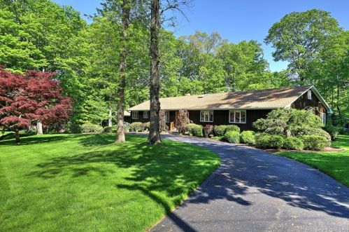 134 Crabapple Rd, Bridgeport, CT 06611-1512