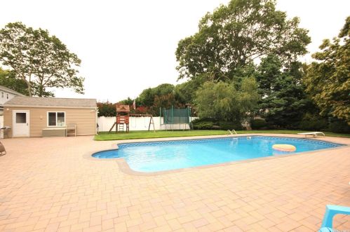 656 Sandra Ave, West Islip NY  11795-2524 exterior