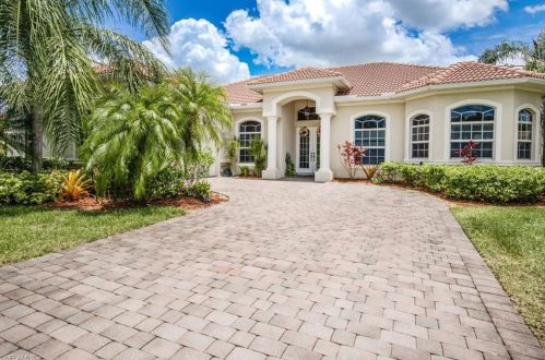 10206 Avonleigh Dr, Bonita Springs, FL 34135-7049