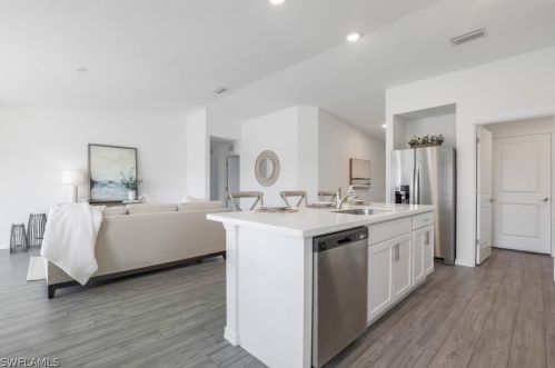 2210 5th Pl, Cape Coral FL  33993-4120 exterior