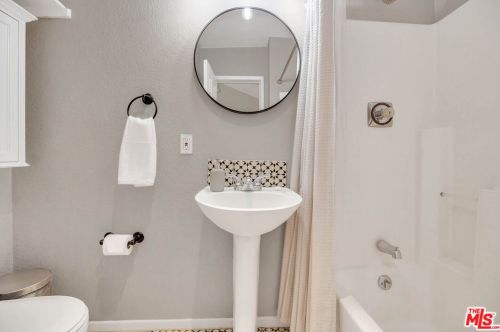 15027 Hartland St, Van Nuys CA  91405-3714 exterior