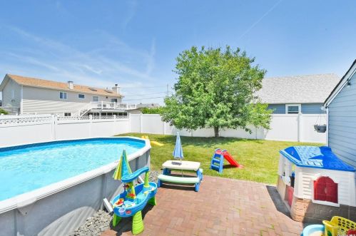 48 Lake St, North Lindenhurst NY  11757-5815 exterior