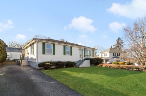 59 Grinnell Ave, Tiverton RI  02878-1901 exterior