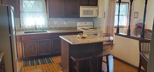 10033 Meadow Ln, Thiensville, WI 53092-4527