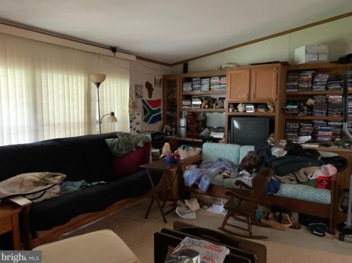 1002 Redwood Dr, Breinigsville PA  18031-1627 exterior