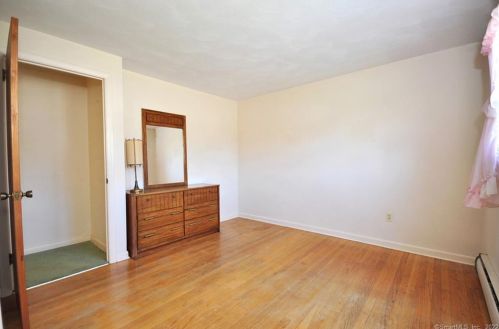 50 Gardner St, Manchester CT 06040-6606 exterior