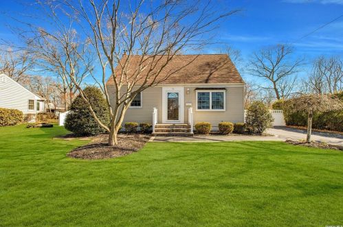 70 Eatondale Ave, Blue Point, NY 11715-1025