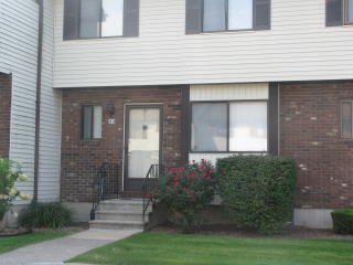 33 Robin Brook Dr, Hartford, CT 06111-4821