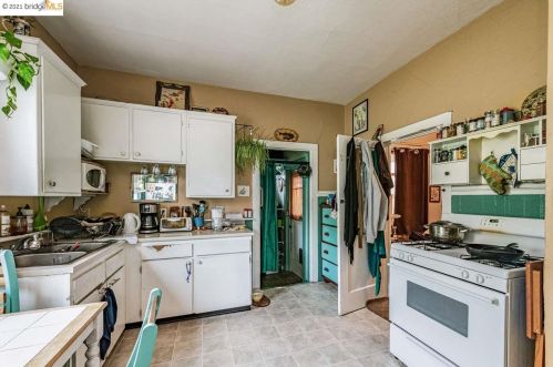 4327 Essex St, Oakland CA 94608-1216 exterior