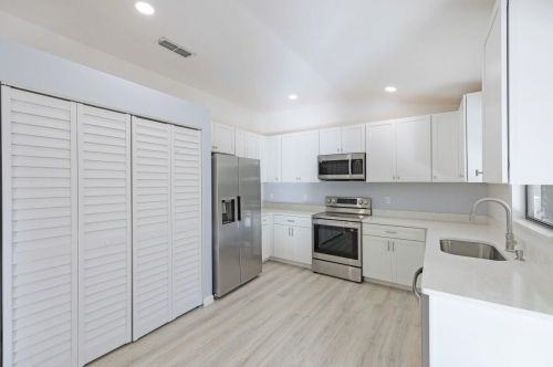 3658 Kent Dr, Naples, FL 34112-3738