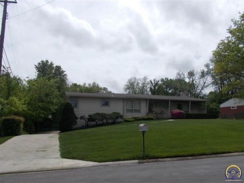 909 Oxford Dr, Emporia KS  66801-5438 exterior