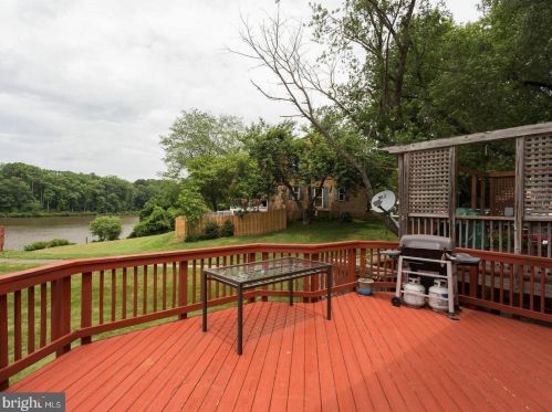 9902 Lakepointe Dr, Springfield VA  22015-1827 exterior