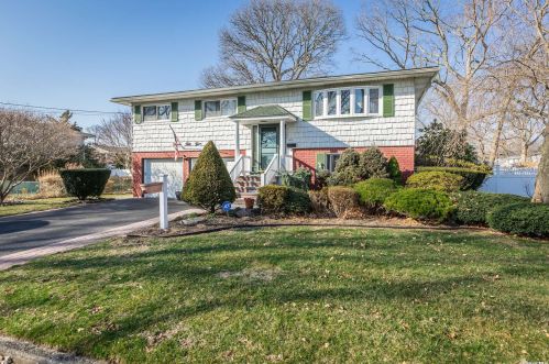 1553 Monroe Ave, West Islip, NY 11795-1918