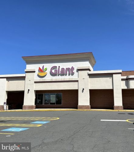 6053 Ponhill Dr, Woodbridge VA  22193-3952 exterior