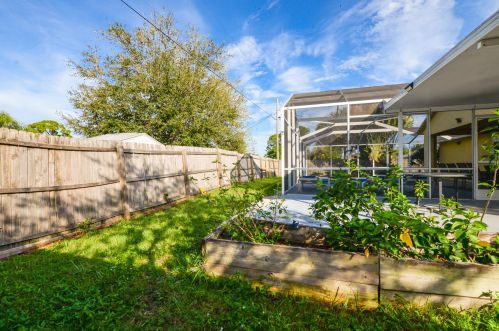 325 Gulfstream Ave, Fort Pierce FL 34983-1219 exterior