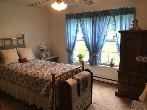 16 Salt Box Ln, Uncasville CT  06382-2084 exterior