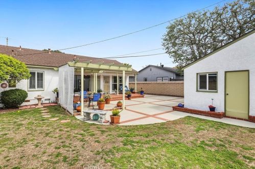 5436 Rosebay St, Long Beach CA  90808-3527 exterior