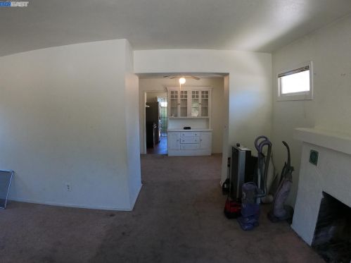 10907 Foothill Blvd, Oakland CA  94605-5203 exterior