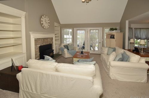 4 Lookout Lndg, Ellington CT  06029-2543 exterior