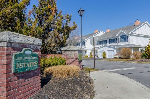 19 Country Cmn, West Islip, NY 11795-4343