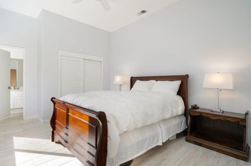 166 Kavenish Dr, Rancho Mirage CA  92270-3244 exterior