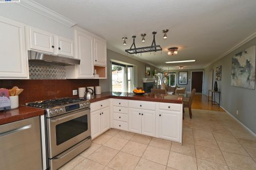 2400 Prosperity Way, San Leandro CA  94578-1124 exterior