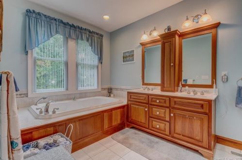 223 Castlewood Dr, Kensington CT  06037-2951 exterior