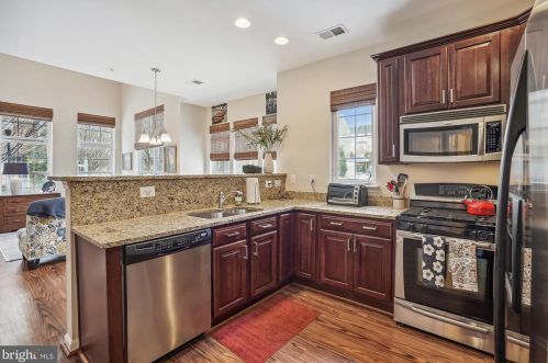 7204 Little Thames Dr, Gainesville VA  20155-4021 exterior