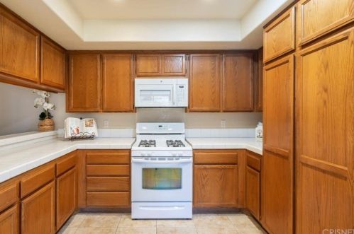 19032 Avenue Of The Oaks, Santa Clarita CA  91321-1444 exterior