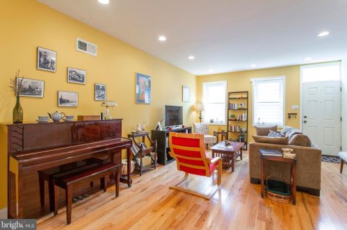 2219 Carpenter St, Philadelphia PA 19146-2517 exterior