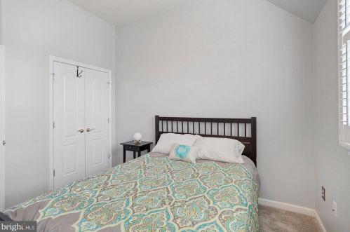 7060 Little Thames Dr, Gainesville VA 20155-4048 exterior