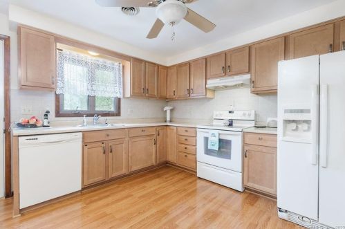 1504 Huntington Rd, Stratford, CT 06614-2352