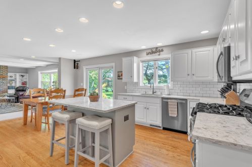 10523 Haddonstone Pl, Thiensville, WI 53092-5953