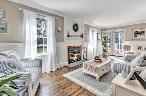 136 Vlg Rd, Huntington CT 06484-1778 exterior