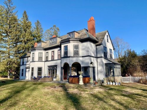 87 Main St, Moosup, CT 06354-1516