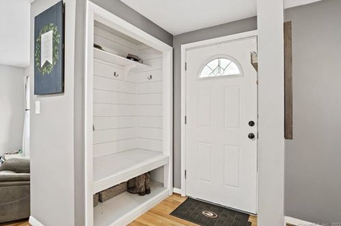 6 East Dr, Gales Ferry CT  06335-1610 exterior