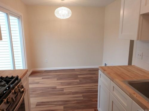 140 Villagegreen Ct, Warwick NY  10990-4238 exterior