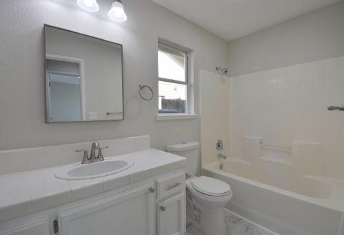 490 Santa Barbara St, Los Banos CA  93635-6324 exterior