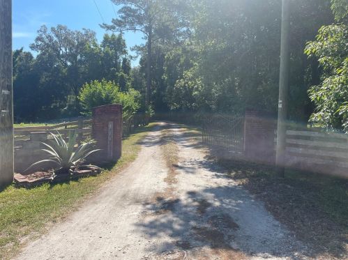 15630 Lake Iola Rd, Dade City, FL 33523-7463