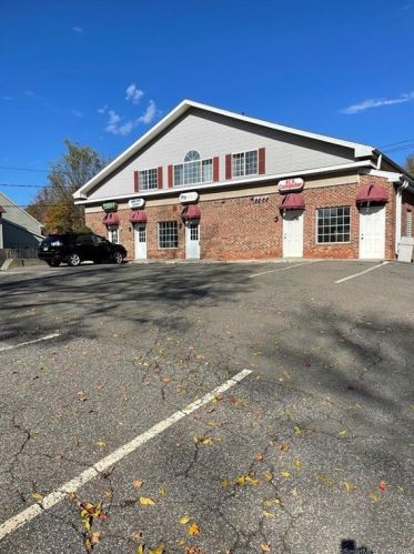 3356 Main St, Waterbury CT  06705-3862 exterior