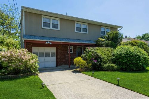 1385 Cayuga Ave, North Bellmore, NY 11710-2418