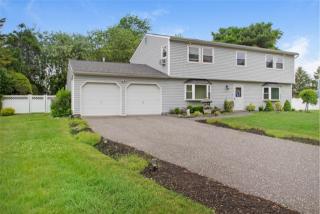 36 Rustic Ave, Gordon Heights, NY 11763-4444