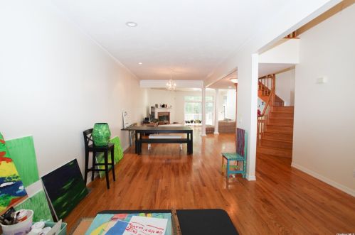 4 Sabrina Ct, Huntington Station NY  11746-4225 exterior