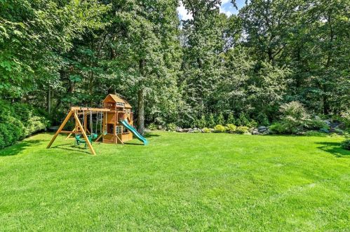 145 Wood Hollow Ln, New Rochelle, NY 10804-3435