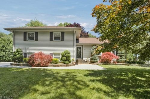 1 Briarcliff Rd, Greystone Park, NJ 07950-2906