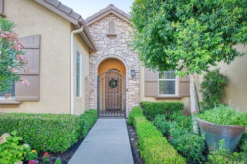 2574 Utah Ave, Fresno CA  93720-3977 exterior