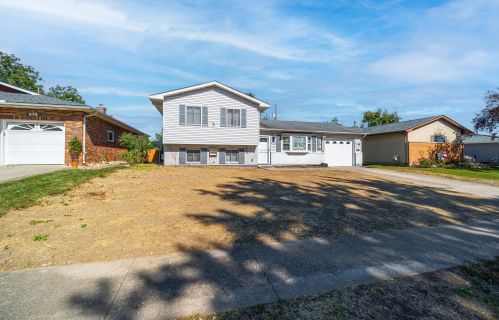 668 Brookdale Dr, West Jefferson, OH 43162-1004