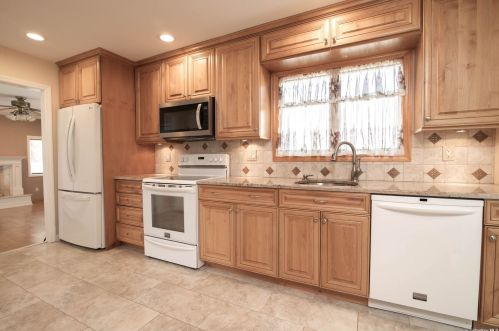 52 Lawrence Ave, Holbrook, NY 11741-1009