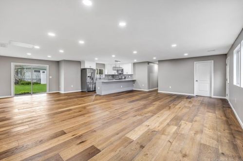 390 Marina Dr, Stratford CT  06614-2934 exterior